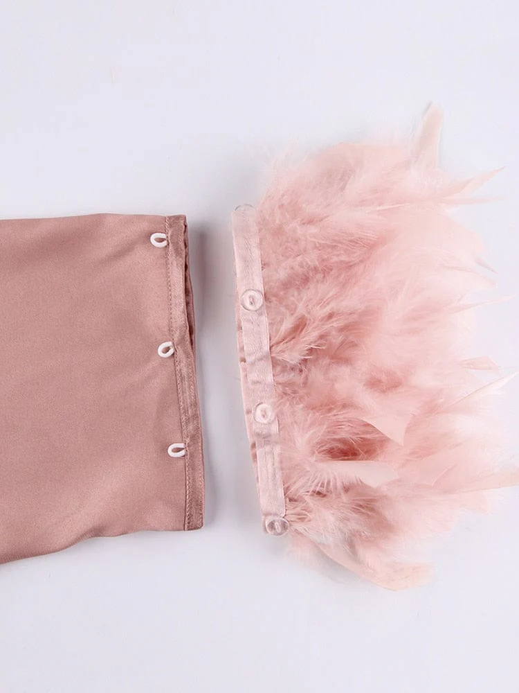 Bata rosa de satén con plumas - Image 10