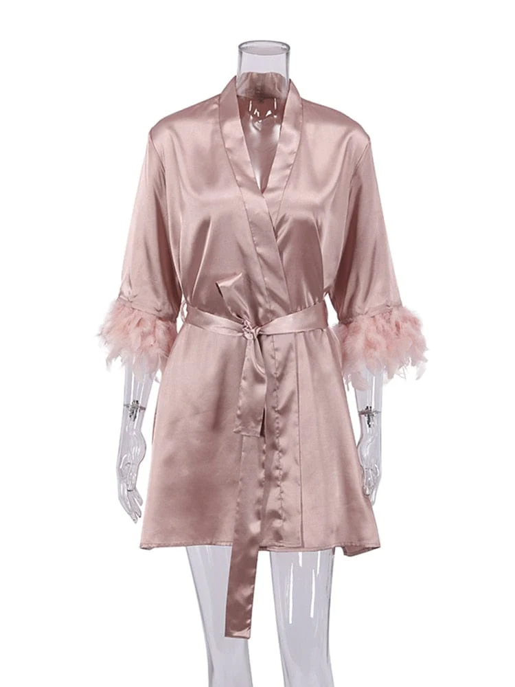 Bata rosa de satén con plumas - Image 11