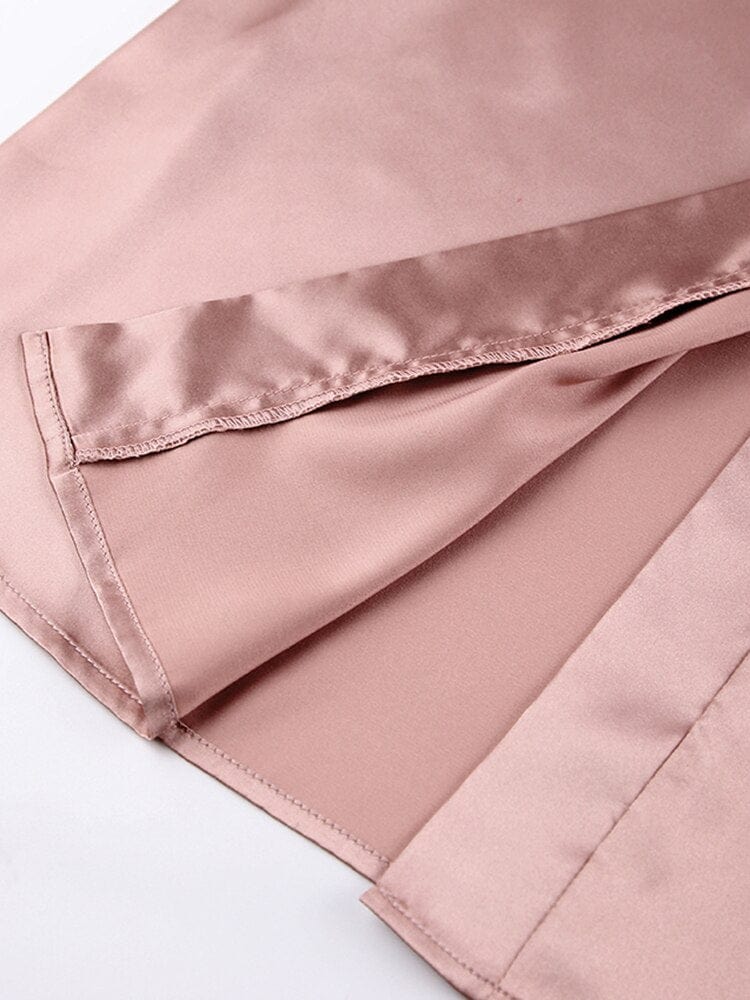 Bata rosa de satén con plumas - Image 7