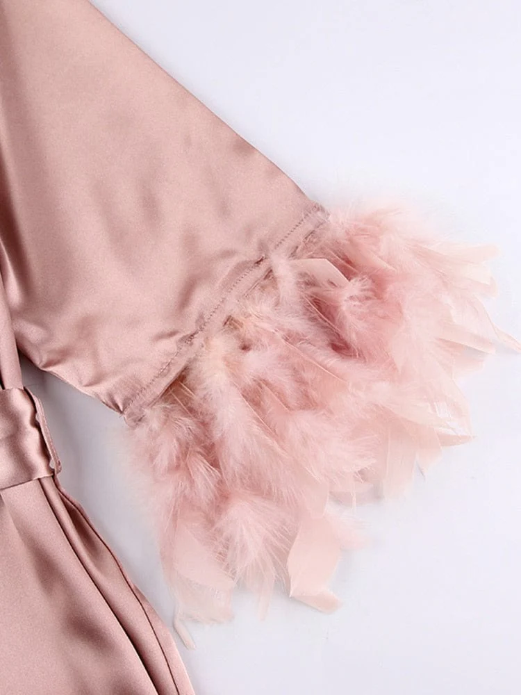 Bata rosa de satén con plumas - Image 9